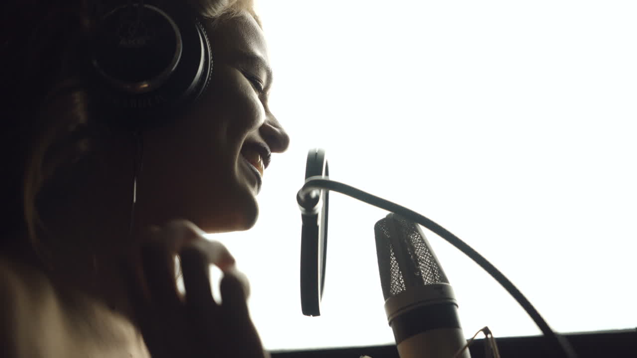 Bella giovane cantante che ha registrato una canzone in uno studio di registrazione professionale. Voce femminile