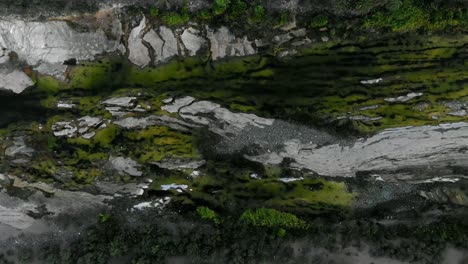 Aus-Der-Vogelperspektive-Aufsteigender-Schuss,-Malerische-Ansicht-Von-Gras,-Landschaft-Und-Fluss-In-La-Purisima-Baja-California-Sur,-Mexiko