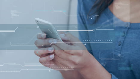 animación del procesamiento de datos sobre una mujer que usa un teléfono inteligente