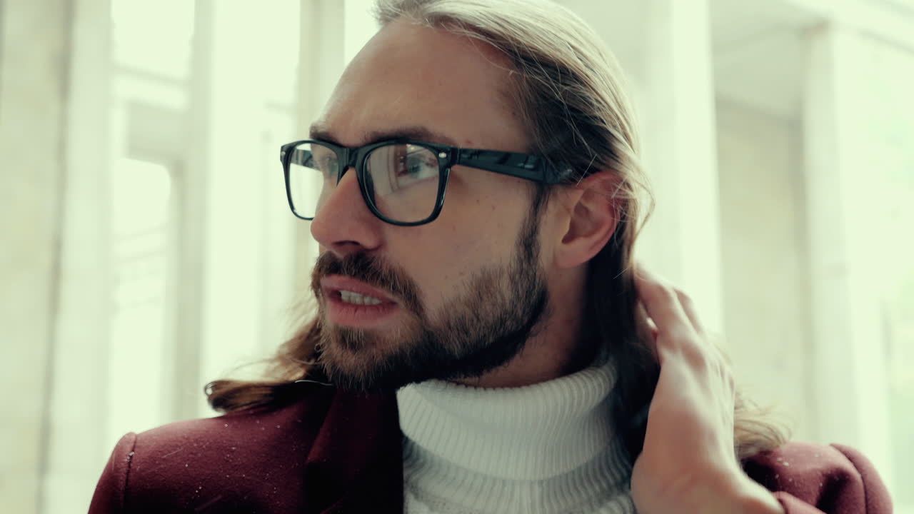 atractivo hombre hipster barbudo en abrigo de moda rojo