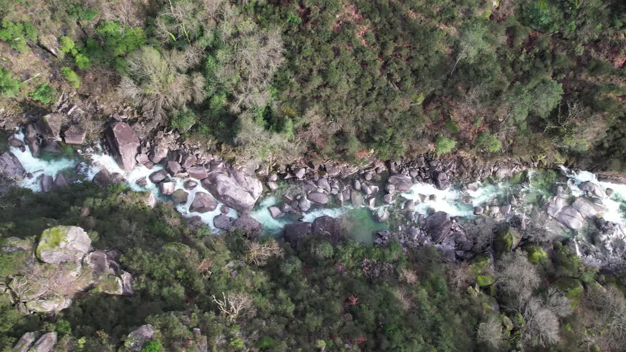 volar por encima de un hermoso paisaje natural desde faião gerês portugal