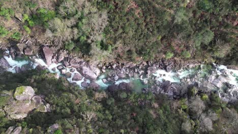 Fliegen-Sie-über-Die-Wunderschöne-Naturlandschaft-Von-Faião-Gerês,-Portugal