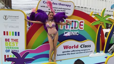 desfile del orgullo con terapia de parejas y clínica de cirugía de afirmación de género