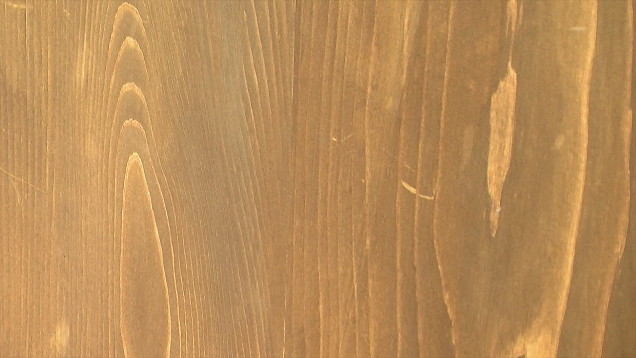 편백나무의 나뭇결 무늬에 위로 기울이기
