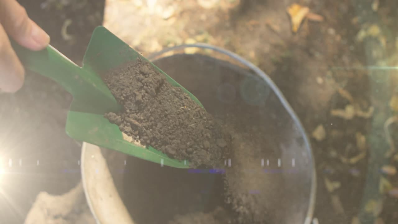 video de luces azules sobre una persona que trabaja en el jardín