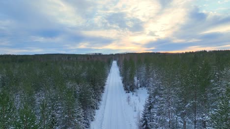 Drohnenflug-über-Eine-Straße-Und-Schnee-Im-Winter-Mit-Schnee