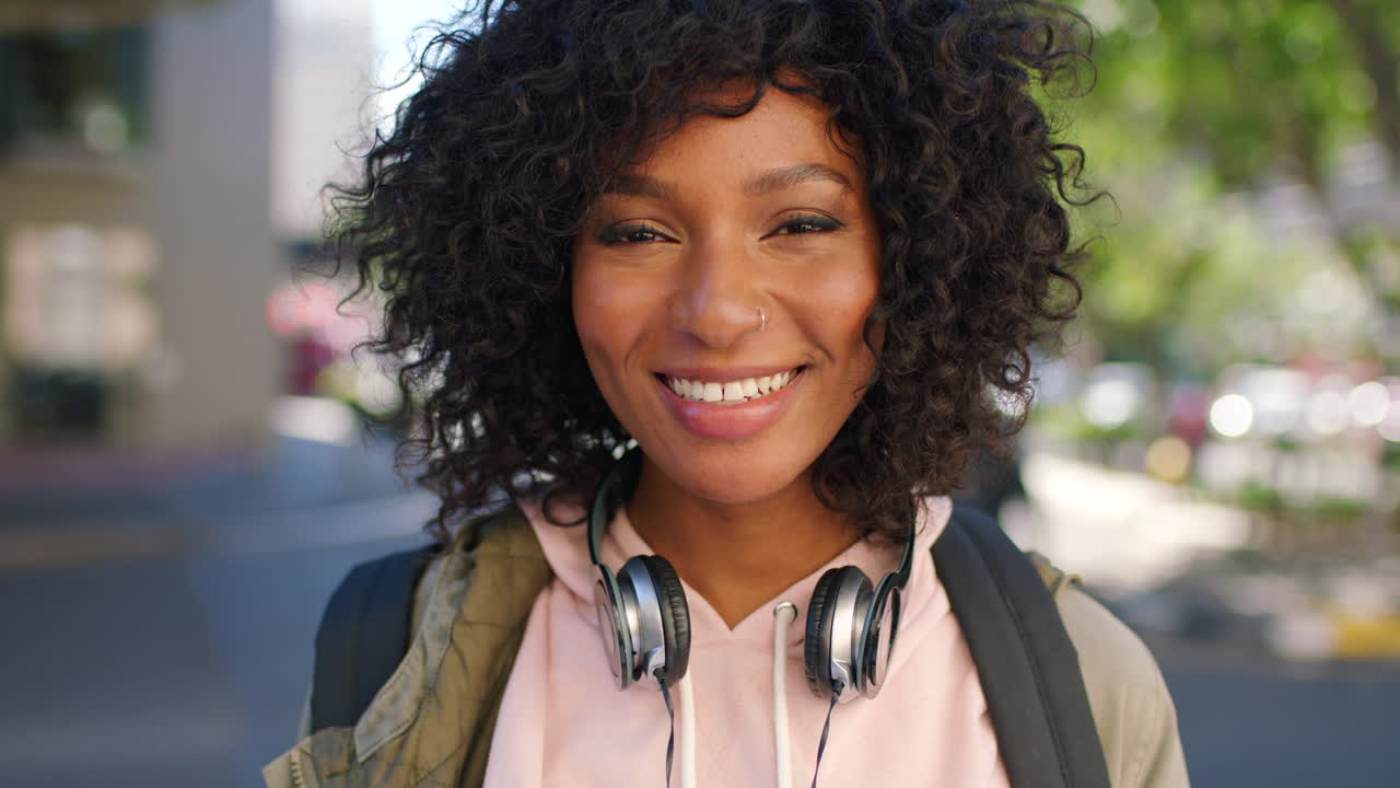 Bella, sicura di sé e allegra studentessa africana