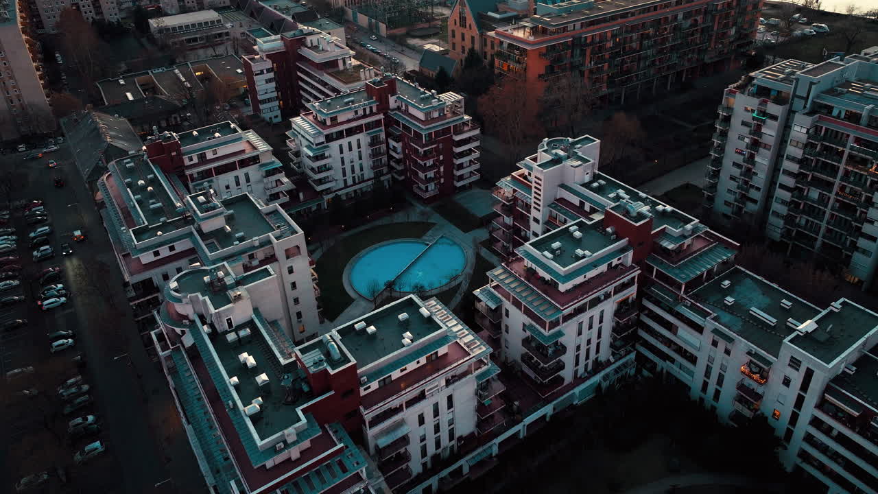 Vista di un complesso di appartamenti moderno in una tranquilla zona residenziale di Budapest, Ungheria. La scena mostra alloggi Premium, architettura pulita, dintorni silenziosi e un'atmosfera di vita urbana tranquilla