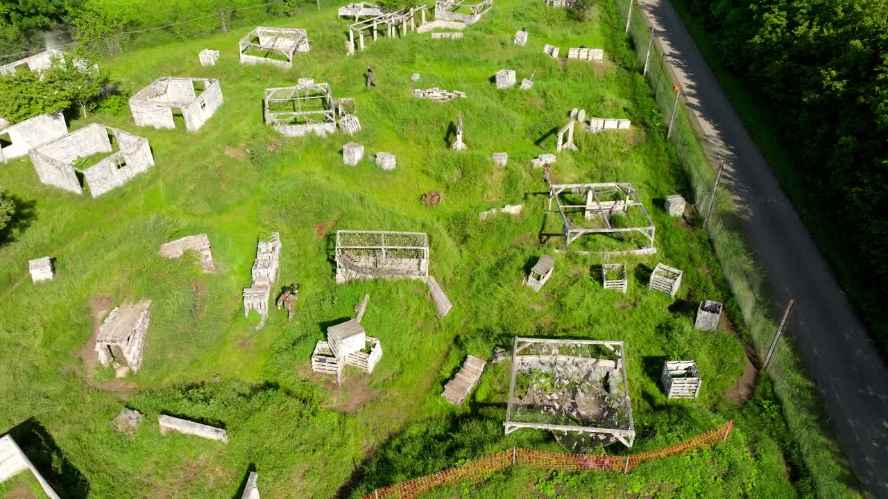 오스트리아 파치푸르트 에 있는 페인트볼 경기장 의 공중 촬영 - 드론