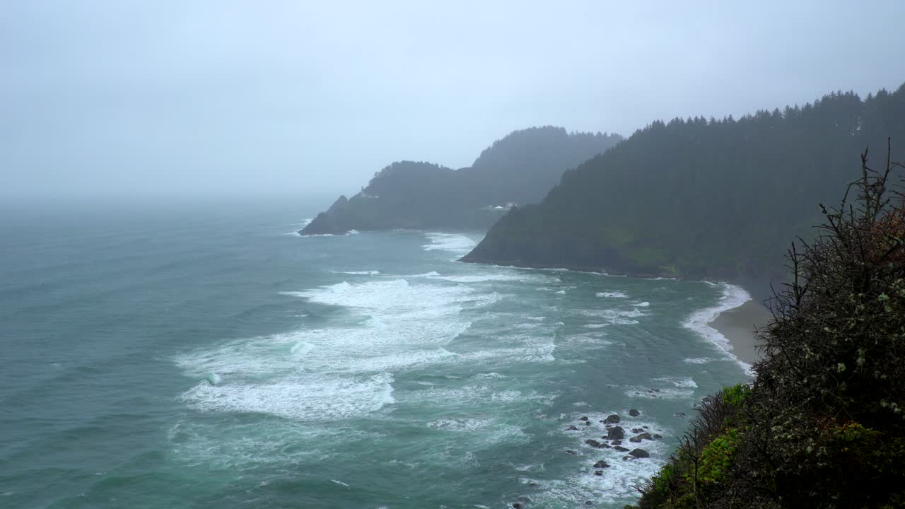 vista del faro de haceta desde la carretera de la costa del pacífico en un día lluvioso