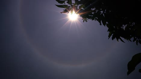 hermoso halo solar. círculo de arco iris alrededor del sol. lapso de tiempo 4k