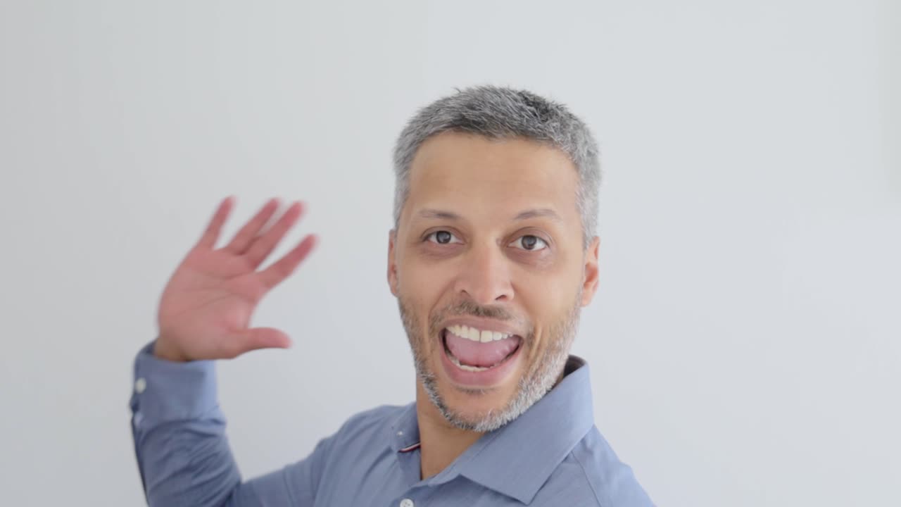 Uomo amichevole che saluta e sorride su sfondo bianco