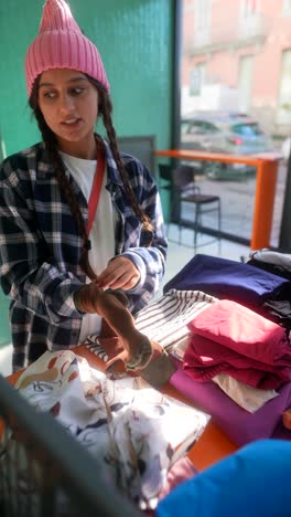 mujer clasificando ropa donada
