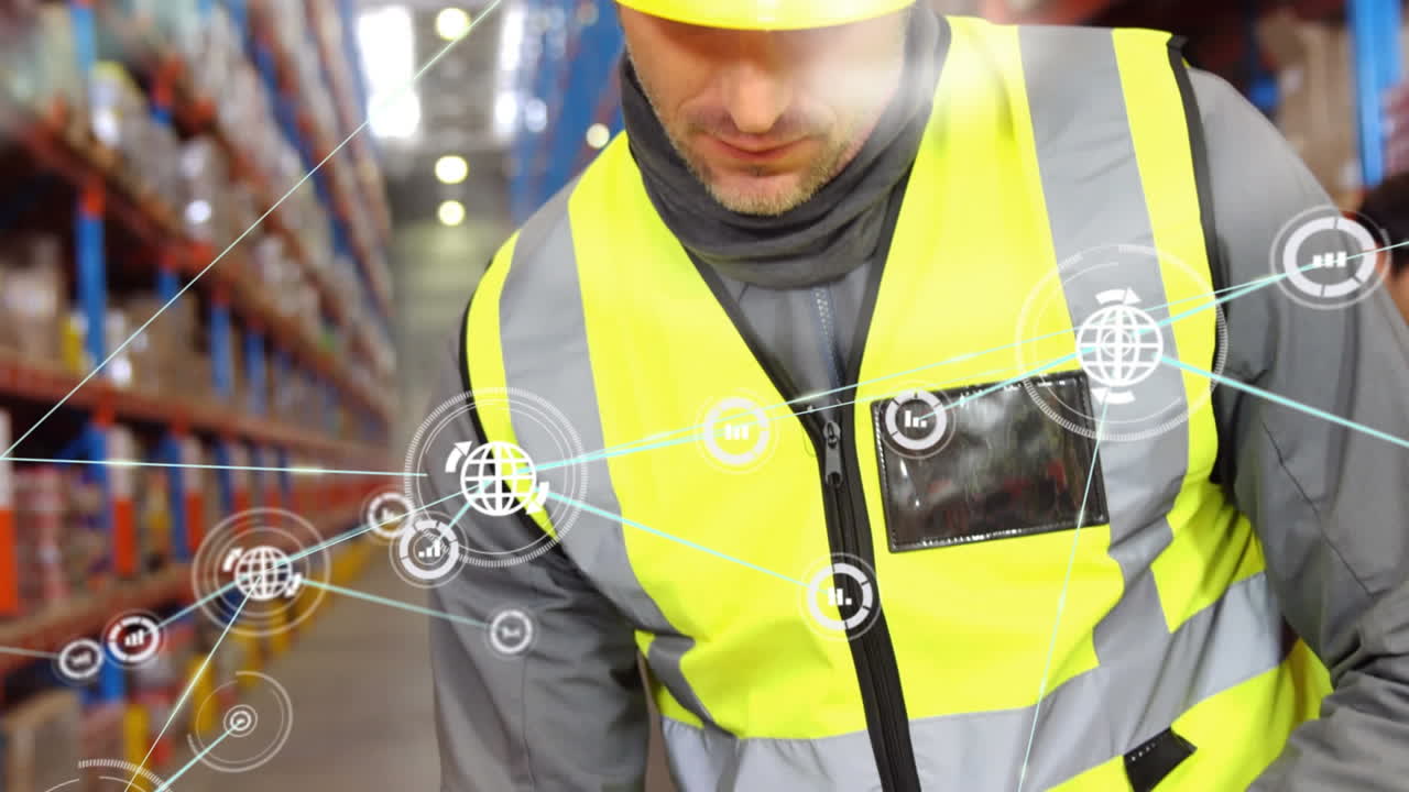 창고에서 바코드 리더를 사용하는 미소 짓는 사람 위에 사람들과 미디어 아이콘의 네트워크 애니메이션