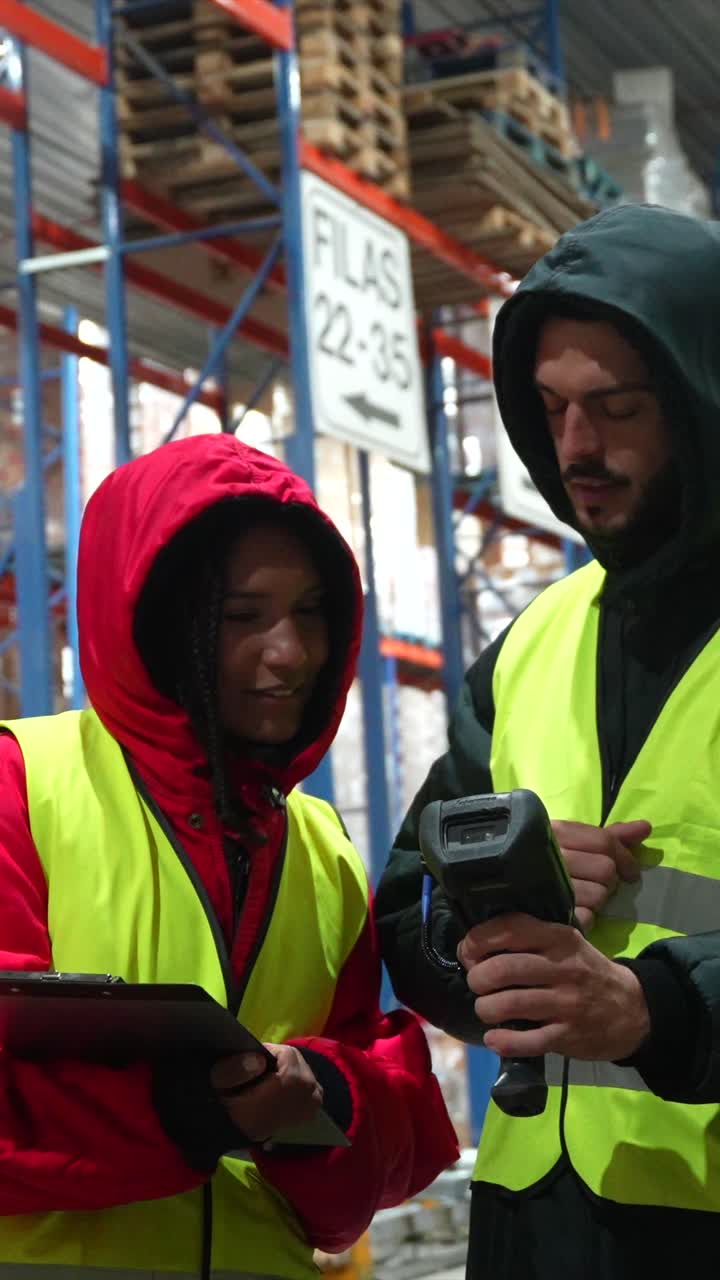 trabajadores del almacén escaneando el inventario