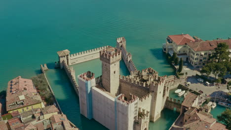 Drohnenschuss-über-Schloss-Sirmione,-Gardasee,-Italien