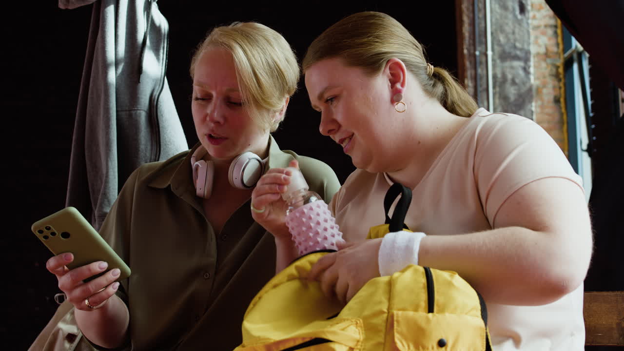 온라인에서 비디오를 보는 여성