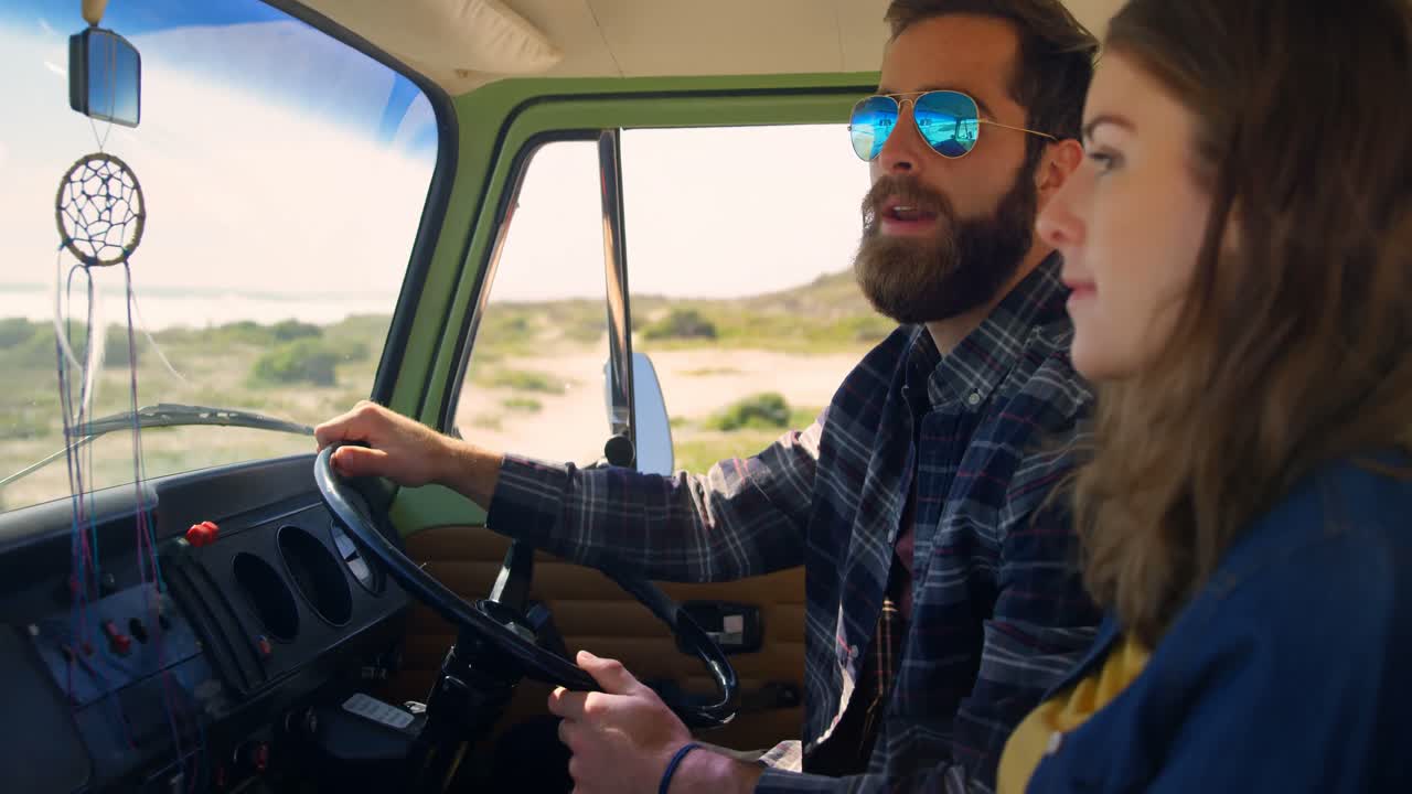 hermosa mujer señalando con el dedo mostrando algo al hombre en el coche 4k
