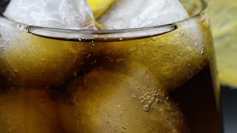 bebida de cola helada, en un vaso con cubitos de hielo