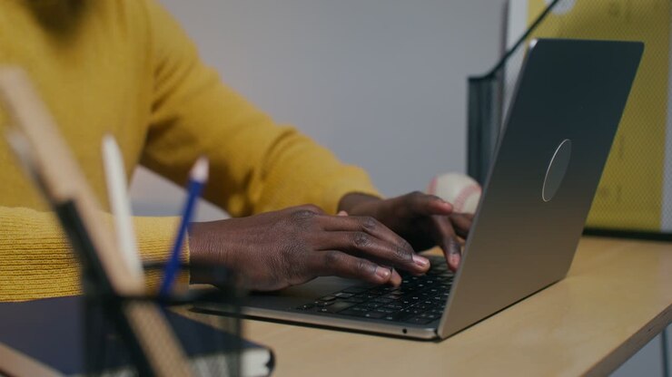 Person, die auf dem Laptop eingibt