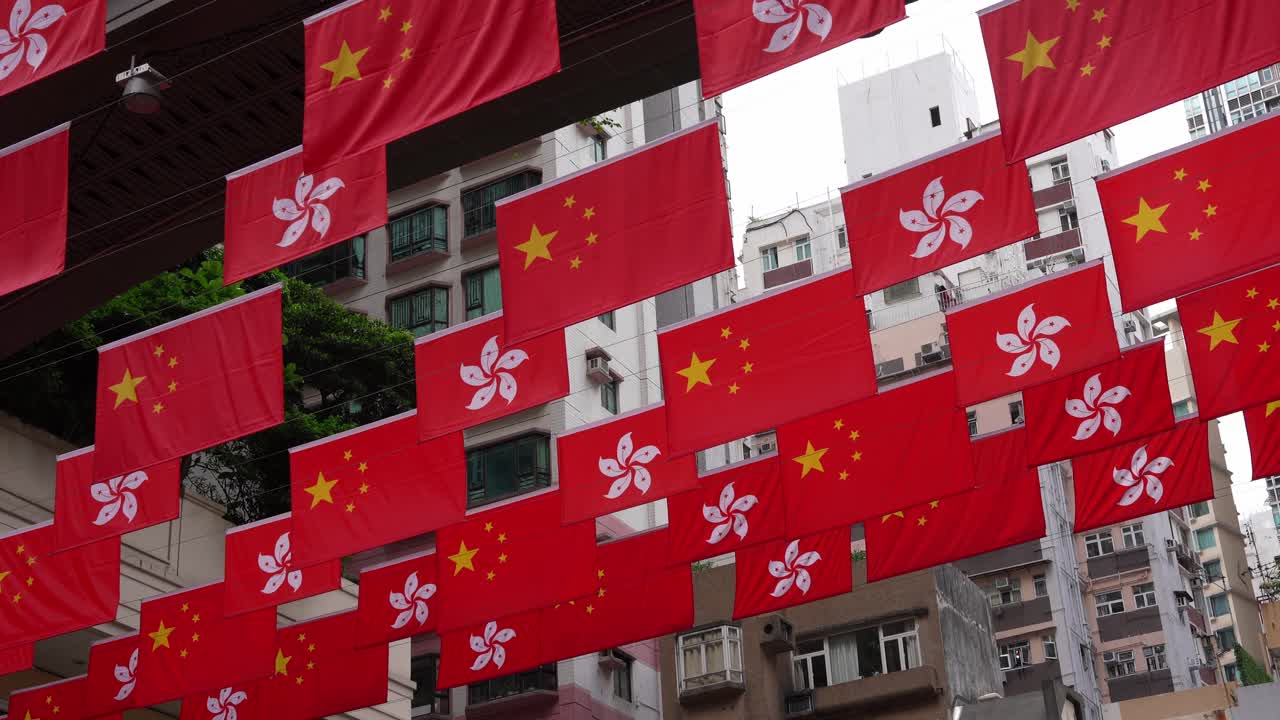 Bandeira de Hong Kong e da China na rua Lei Tung, em Hong Kong.