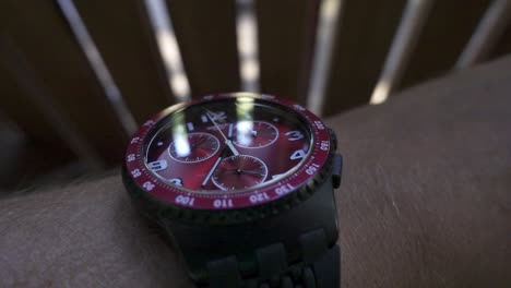 reloj de mano y de pulsera masculino que muestra la hora exacta en el dial y el control multifuncionales
