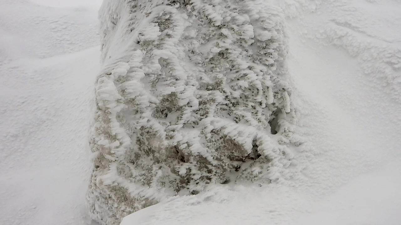 Formazione rocciosa innevata in un paesaggio invernale