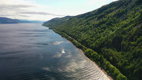 Vista-Aérea-Del-Lago-Ness-Y-Los-Bosques-Circundantes-En-Escocia,-Tierras-Altas-De-Escocia.