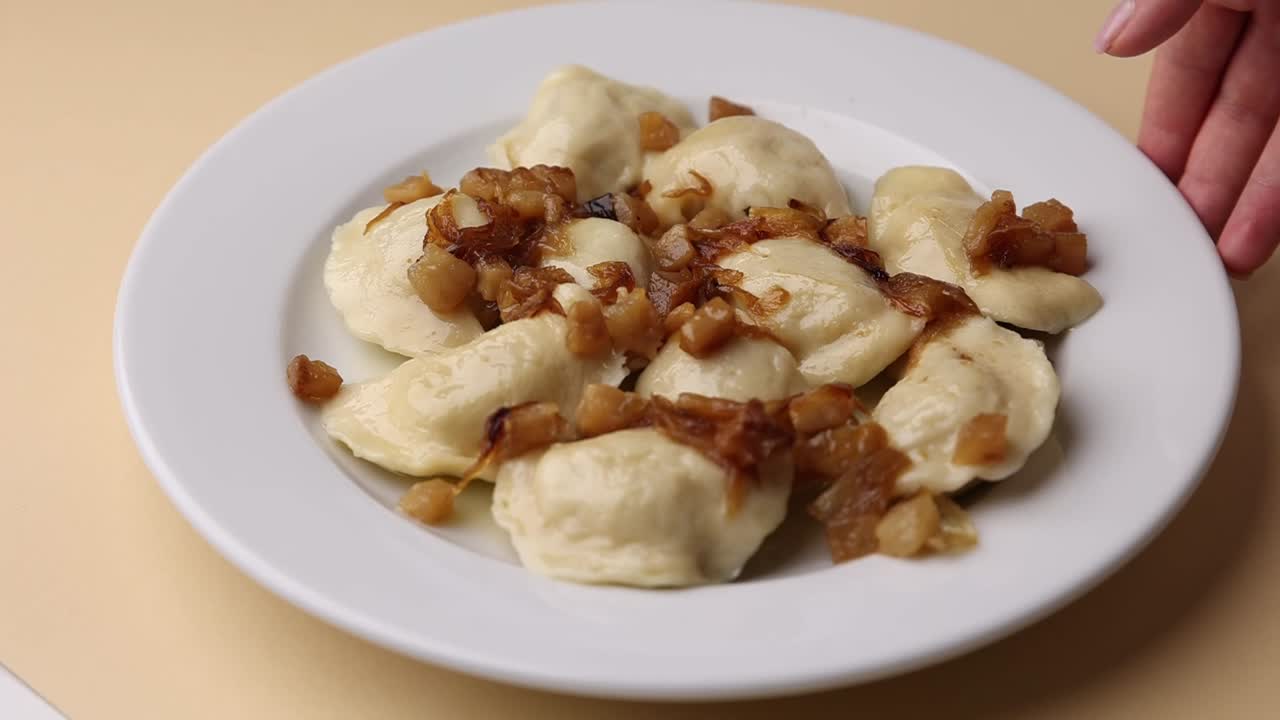 pierogi con cebollas caramelizadas
