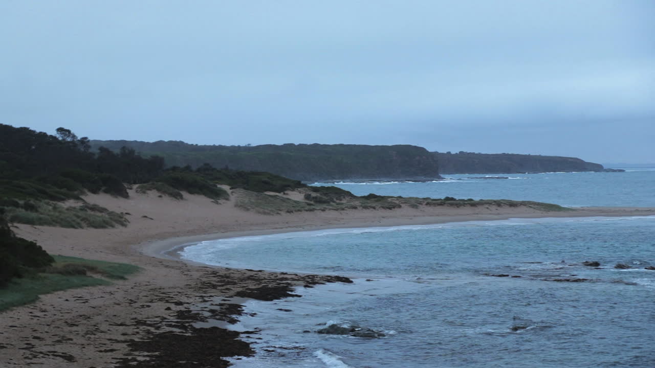 Cape Paterson Bay Beach, panoramica da destra a sinistra, cielo coperto grigio, Australia Victoria