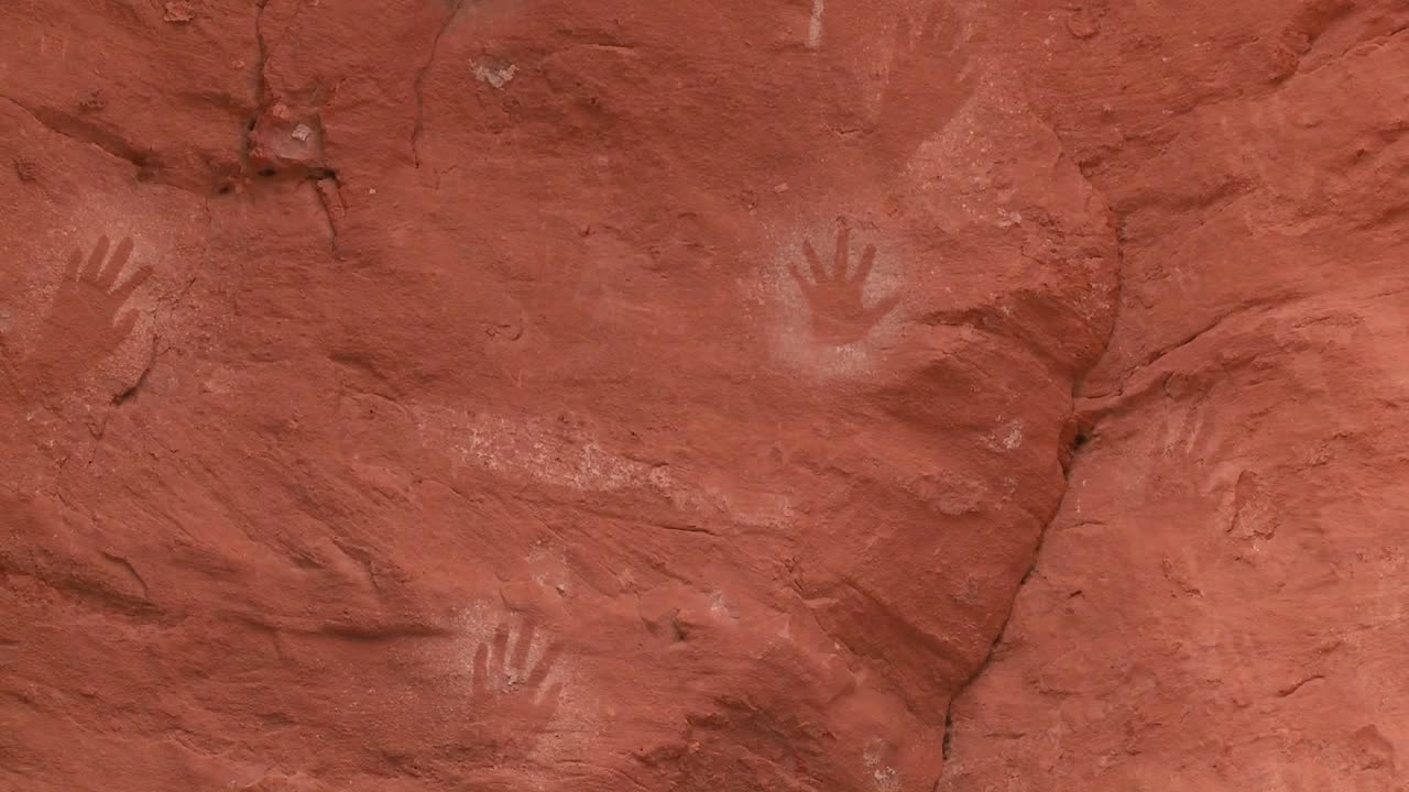 huellas de manos de indios americanos en una pared 4