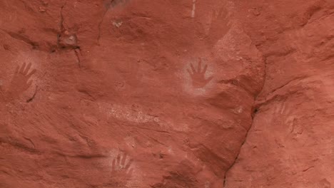huellas de manos de indios americanos en una pared 4