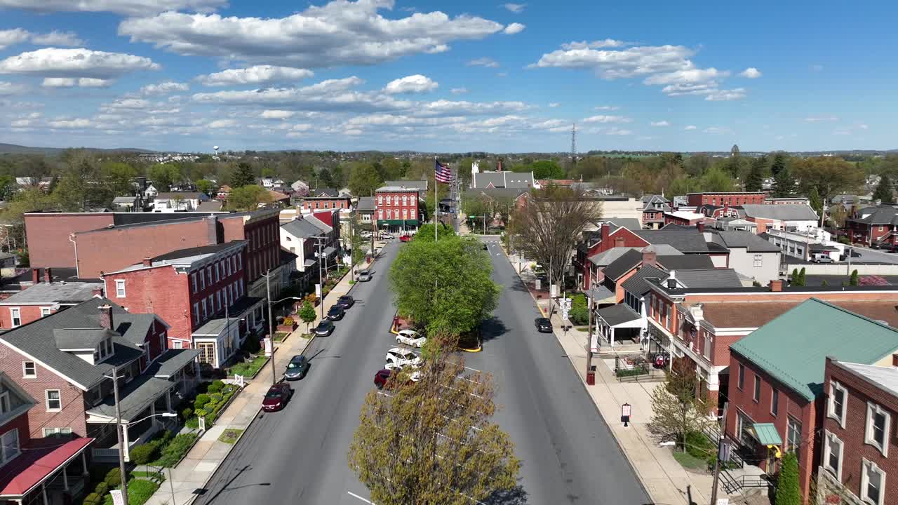 은 봄 날 에 발 을 흔들고 있는 작은 미국 마을 의 공중 비행장