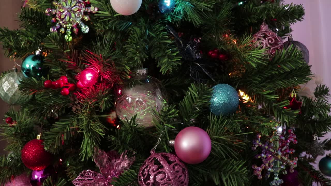 luces y adornos navideños de colores. adornos de navidad