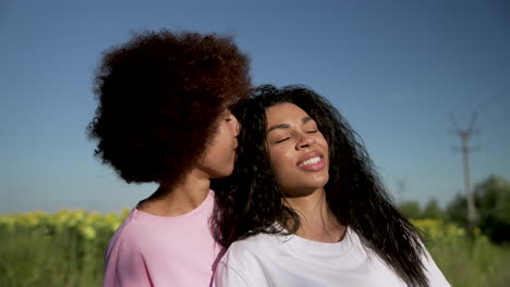 Mujeres-Hablando-En-Un-Campo-De-Girasoles