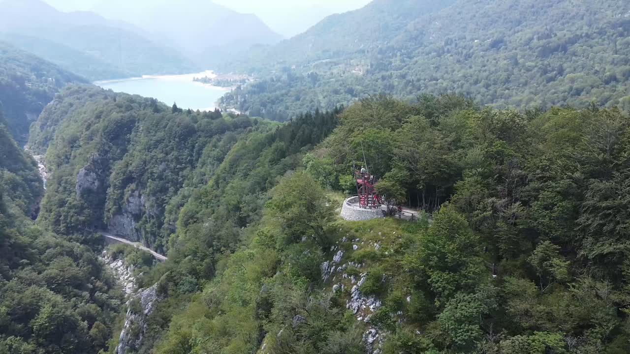 수력 발전 댐에 의해 형성된 거대한 호수, 공중 궤도 보기