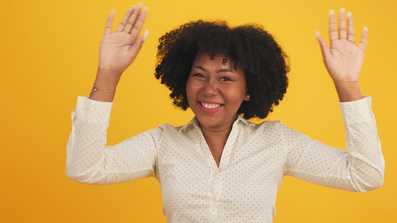 feliz mujer joven africana atractiva bailando aislada en fondo amarillo. alegre chica bonita feliz con tableta portátil música en línea sonriendo y moviendo el cuerpo seguir la música con positivo.