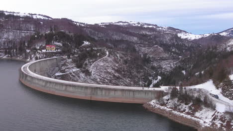 Vista-Aérea-Del-Lago-Y-La-Gran-Presa-De-Valea-Draganului-En-Transilvania,-Rumania