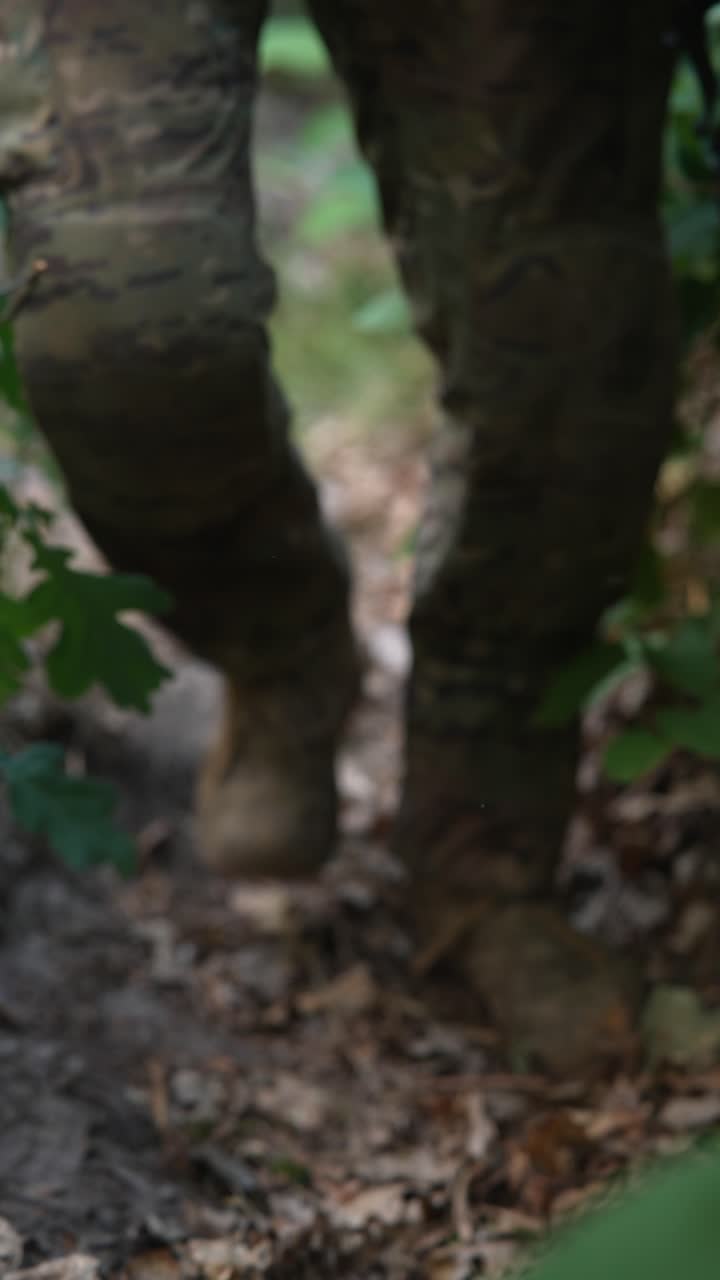 soldado en camuflaje en un bosque