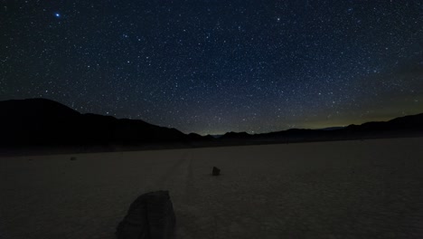 Geneigte-Schwenkbewegung-Zeitraffer-Der-Milchstraße-über-Einem-Sich-Bewegenden-Felsen-Auf-Der-Rennstrecke-Playa