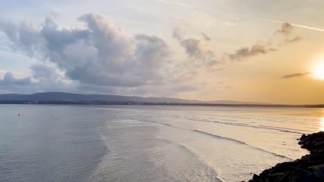 Apacible-Puesta-De-Sol-En-Sandymount-Strand,-Irlanda:-Olas-Relajantes-Y-Serenidad-Costera