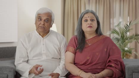 una vieja pareja india enojada gritando a la cámara.
