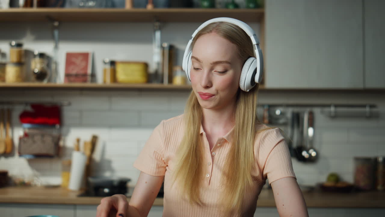 사업가 여성이 온라인 컨퍼런스를 마치고 집에서 커피를 마시며 노트북을 닫습니다.