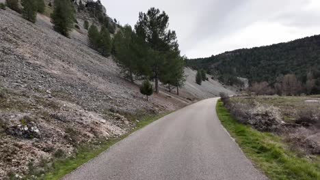 Immersive-Sicht-Aus-Der-POV-Des-Fahrers-Während-Der-Fahrt-Entlang-Einer-Bergstraße-Neben-Einem-Fluss