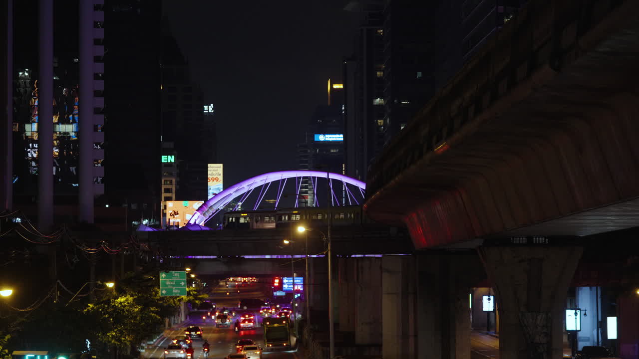 방콕 밤 시간 금융 중앙 비즈니스 지구에서 밤에 바쁜 고가 방콕 bts 스카이 트레인 시스템