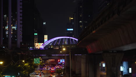 ajetreado sistema elevado de tren aéreo bts de bangkok por la noche en el distrito financiero central de negocios, la noche de bangkok