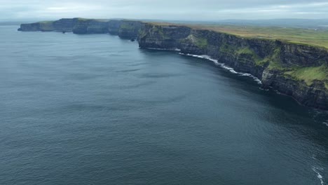 Drone-vista-Cliffs-Of-Moher-Wild-Atlantic-Way-Ireland-in-Winter