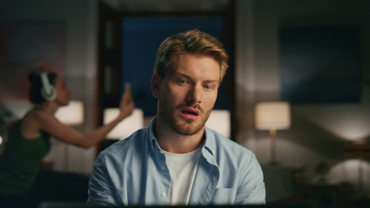 шокированный фрилансер чувствует дискомфорт дома. запутанный парень видео чат ноутбук