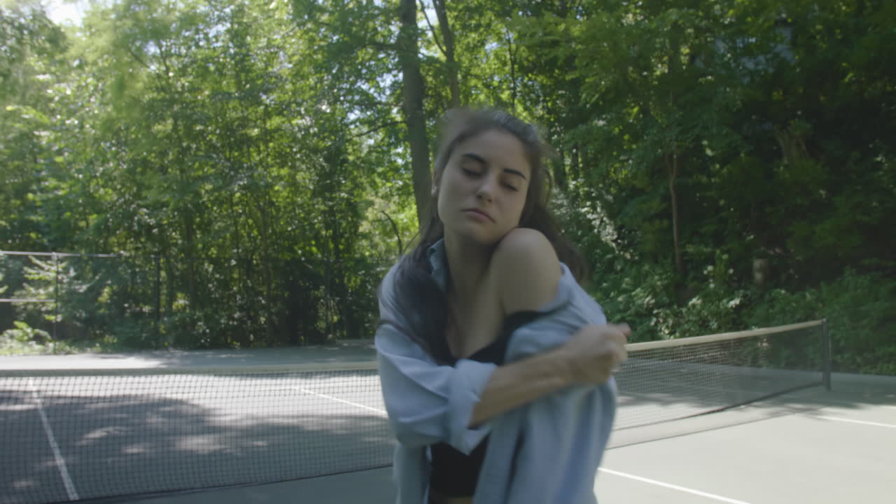 танцовщица на теннисном корте 14