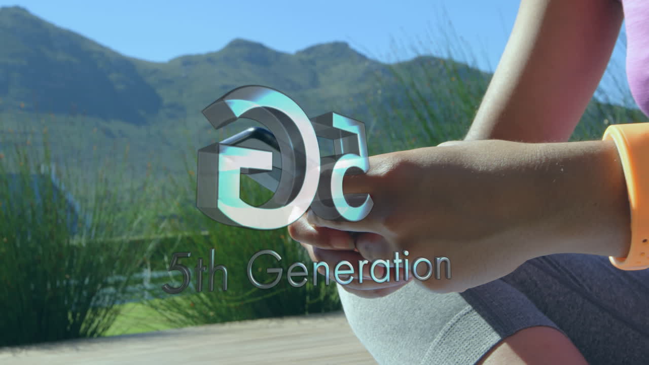 Animatie van 5G-tekst (vijfde generatie) met een draaiende wereldbol over een vrouw die een smartphone gebruikt
